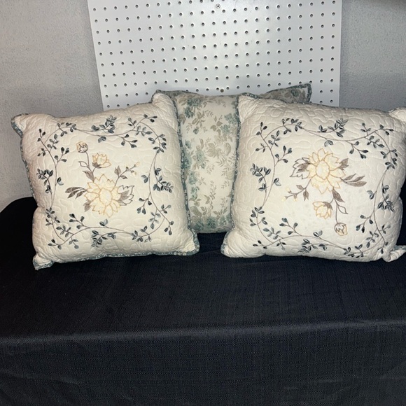 Set of 3 throw floral pillows 12 x 12 squared Colors: Blue Green white tan cream - Picture 2 of 8
